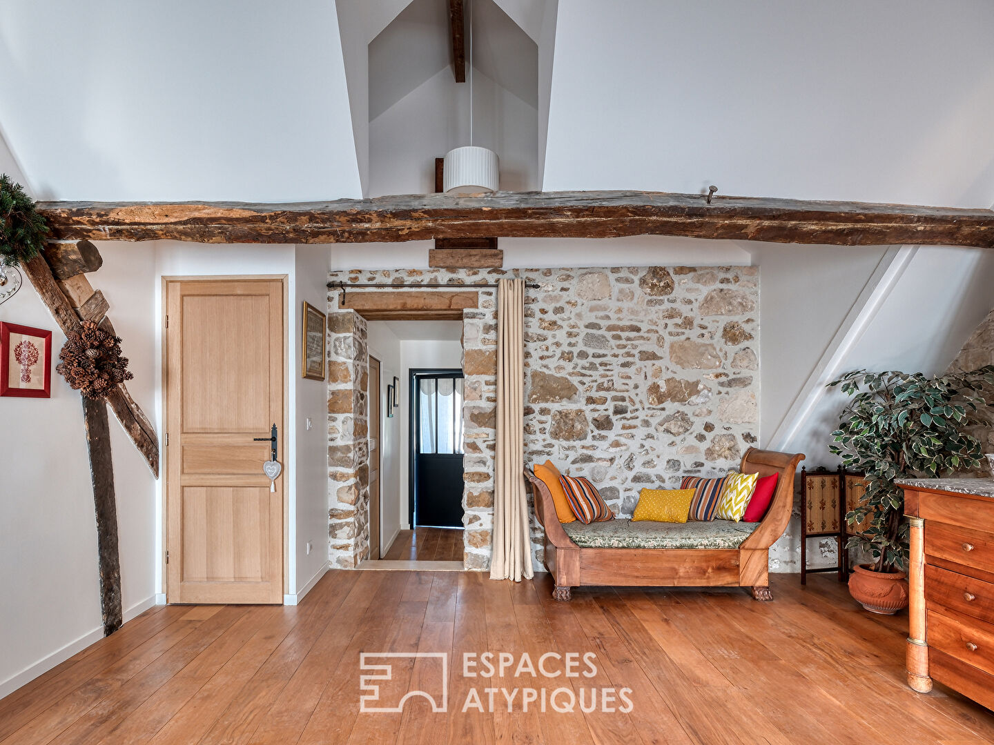 La maison historique dans le village de Saint-Sulpice-de-Favières
