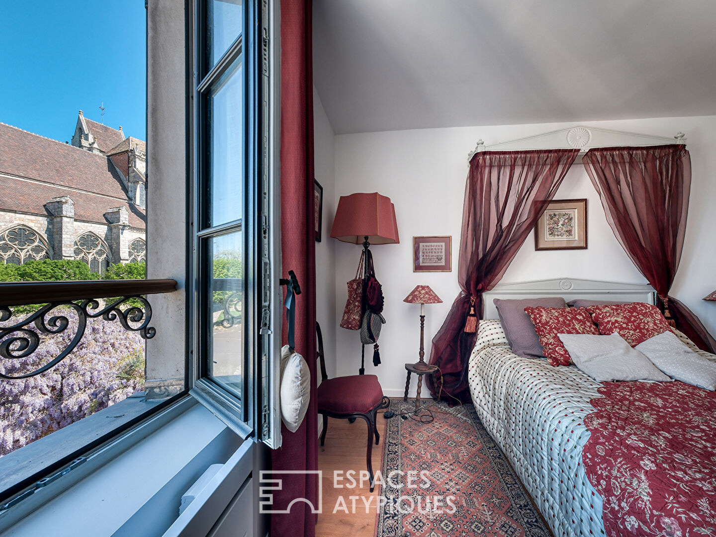 La maison historique dans le village de Saint-Sulpice-de-Favières