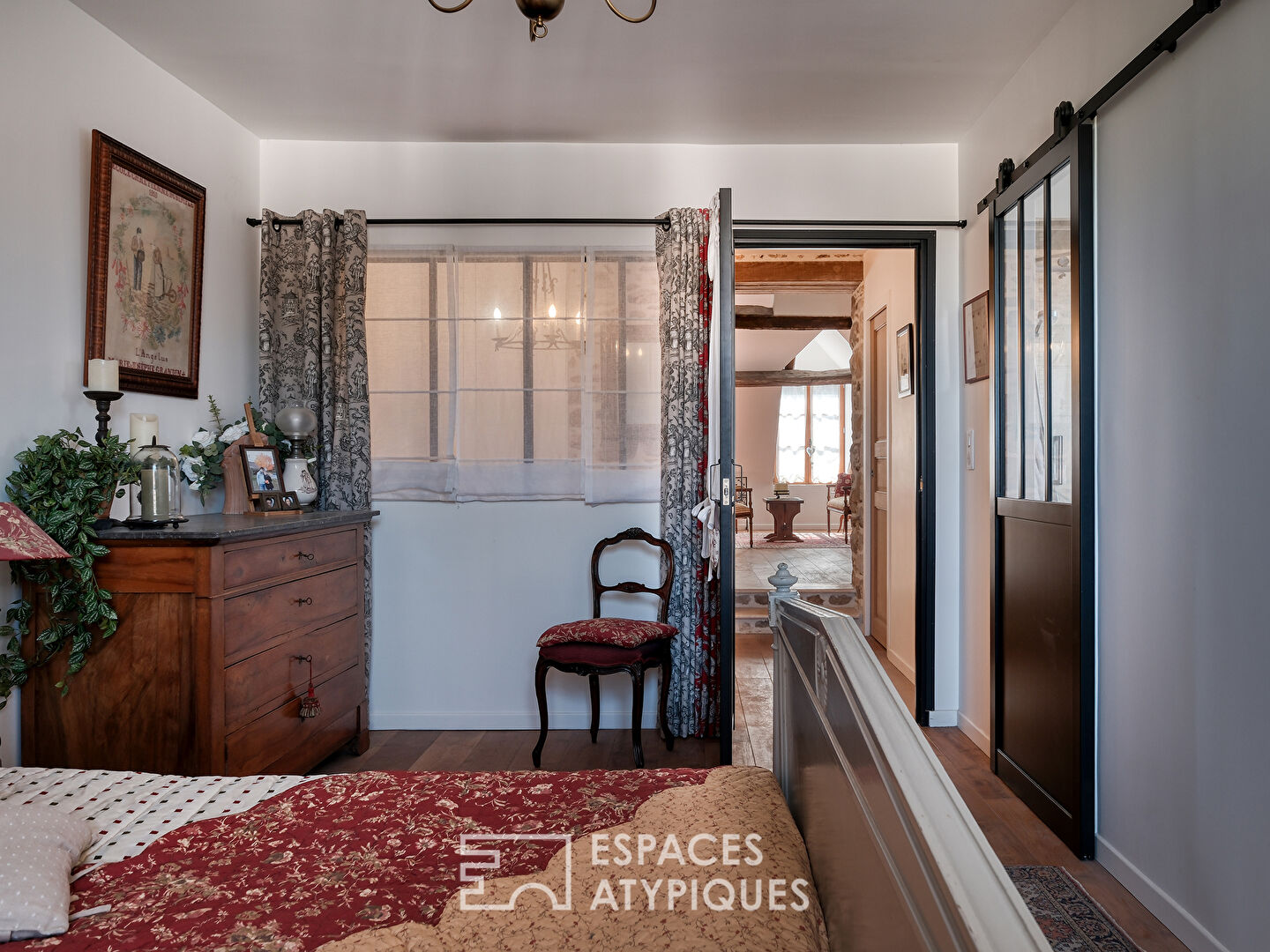 La maison historique dans le village de Saint-Sulpice-de-Favières