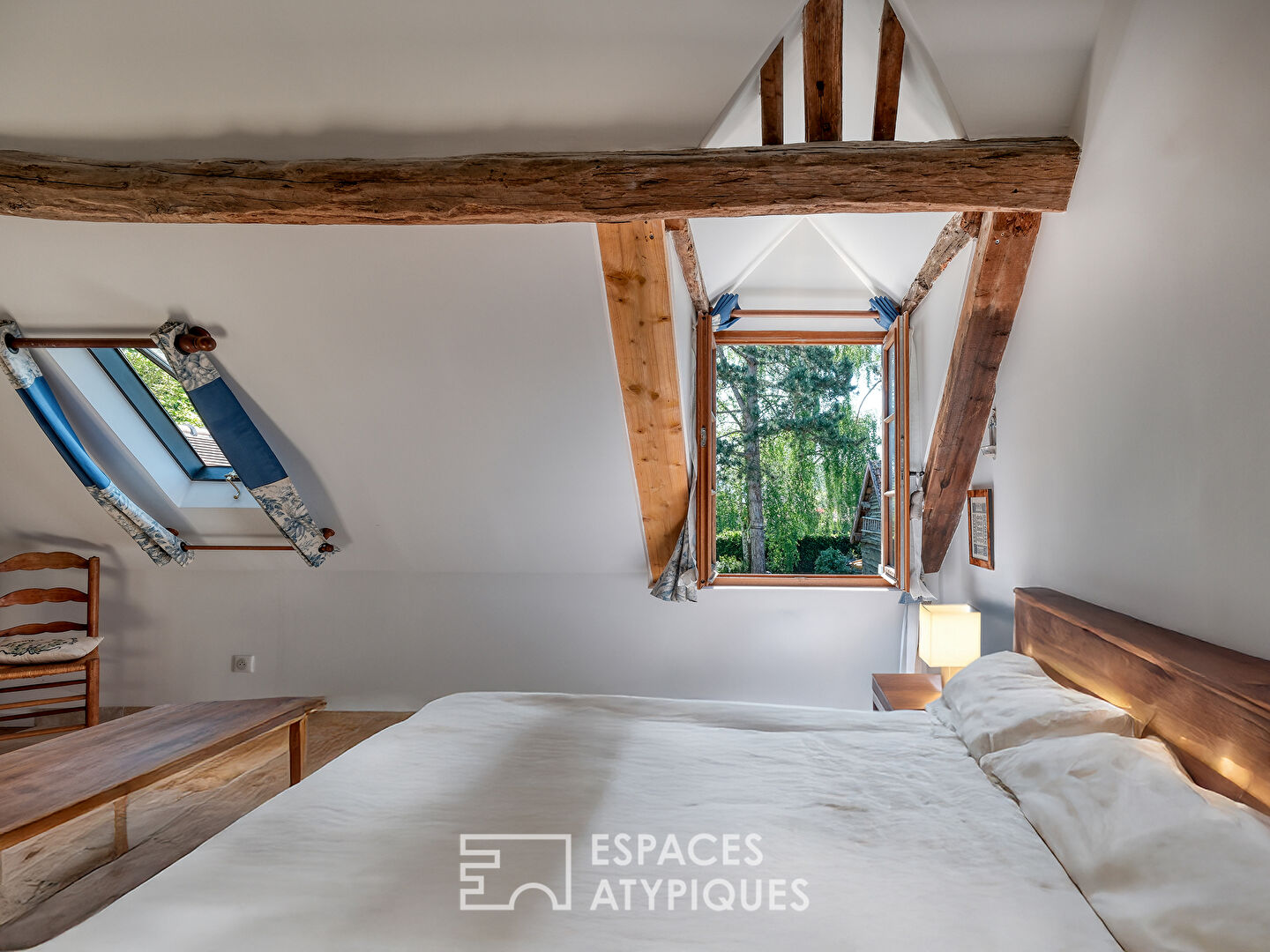 La maison historique dans le village de Saint-Sulpice-de-Favières