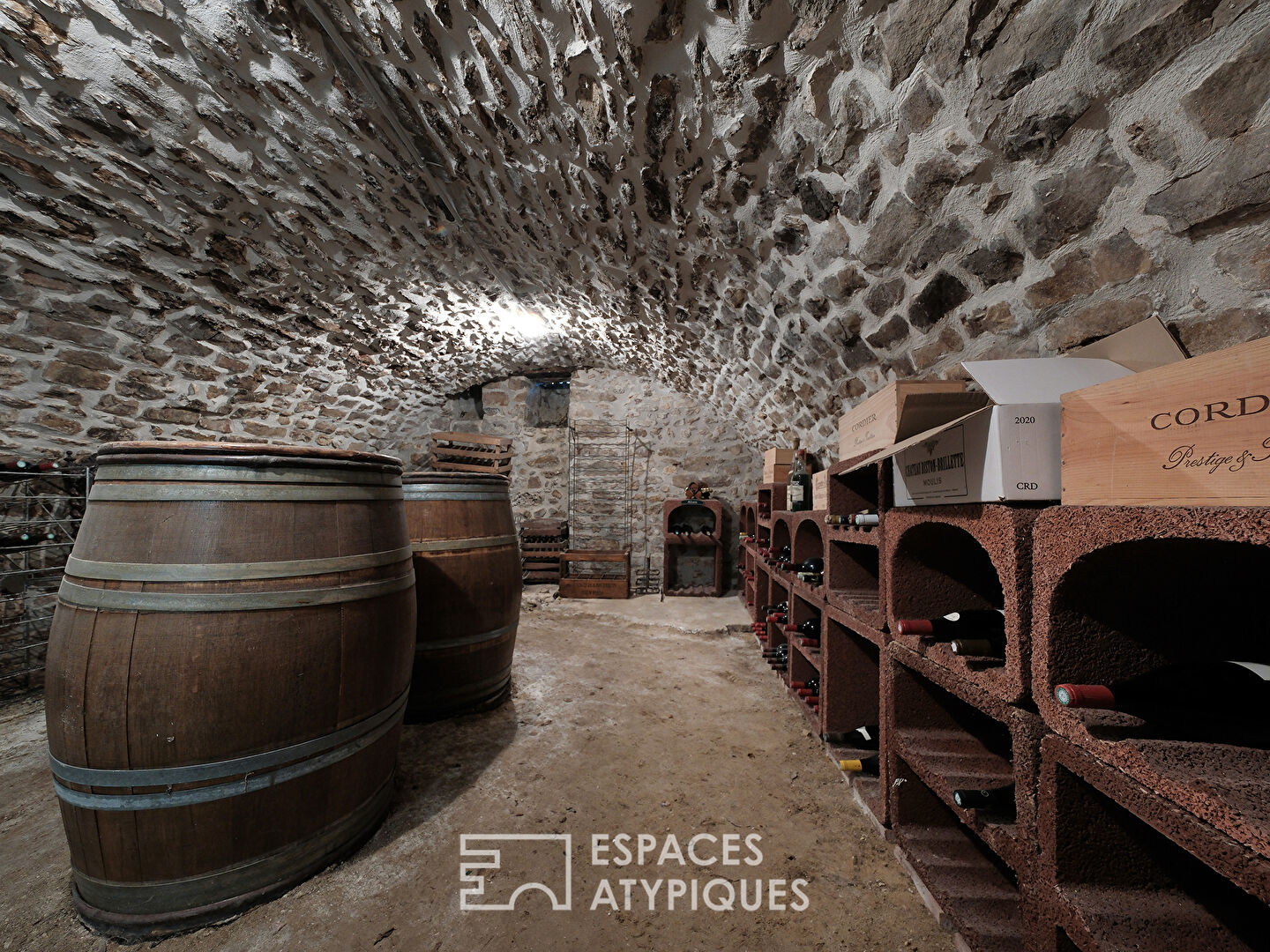 La maison historique dans le village de Saint-Sulpice-de-Favières