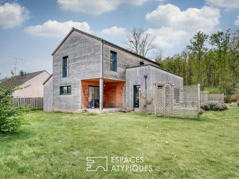 Maison contemporaine en bois en lisière de forêt