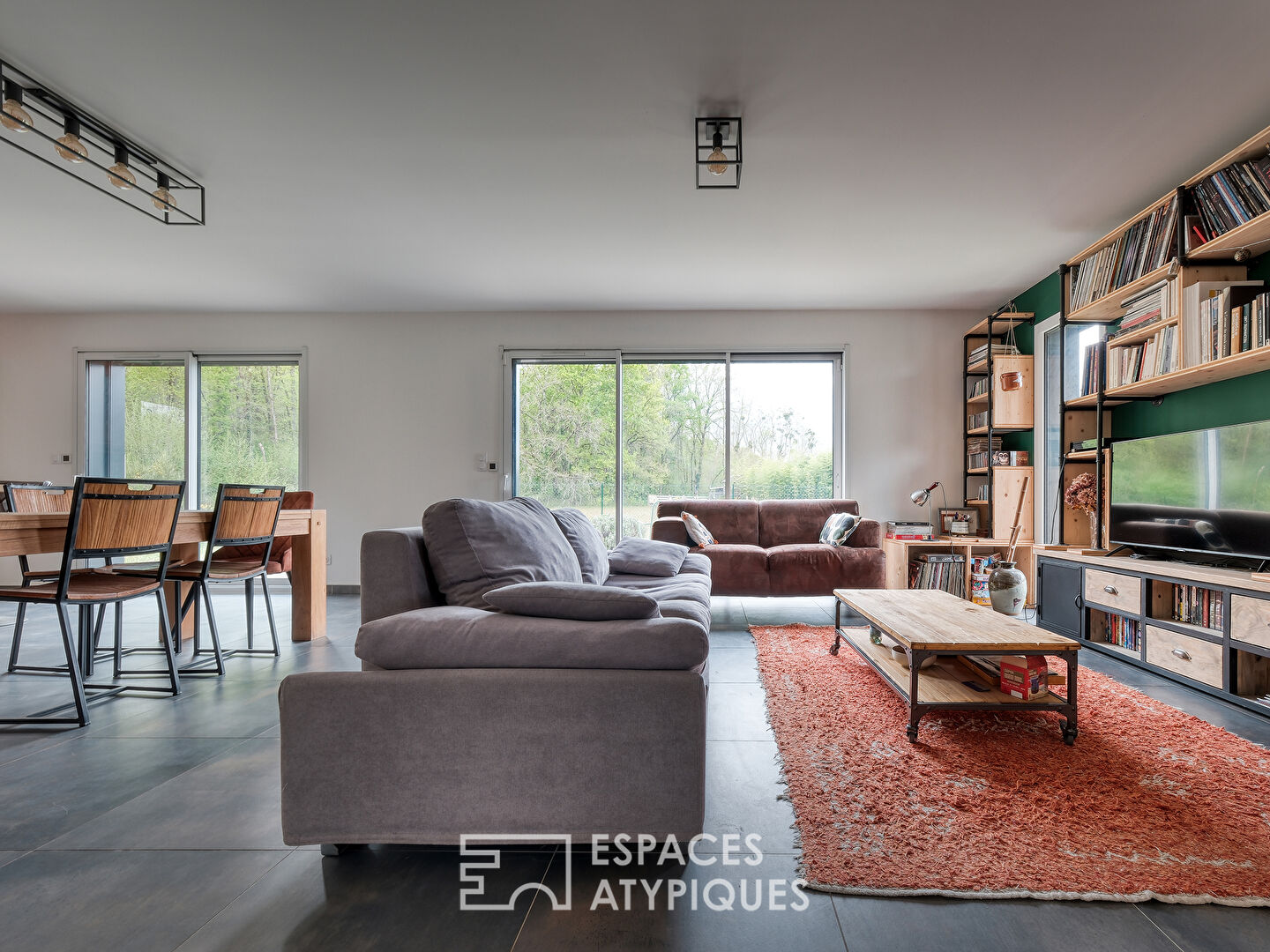 Maison contemporaine en bois en lisière de forêt