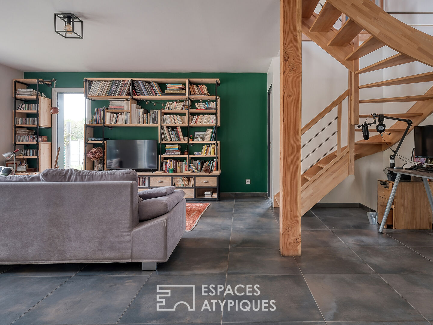 Maison contemporaine en bois en lisière de forêt