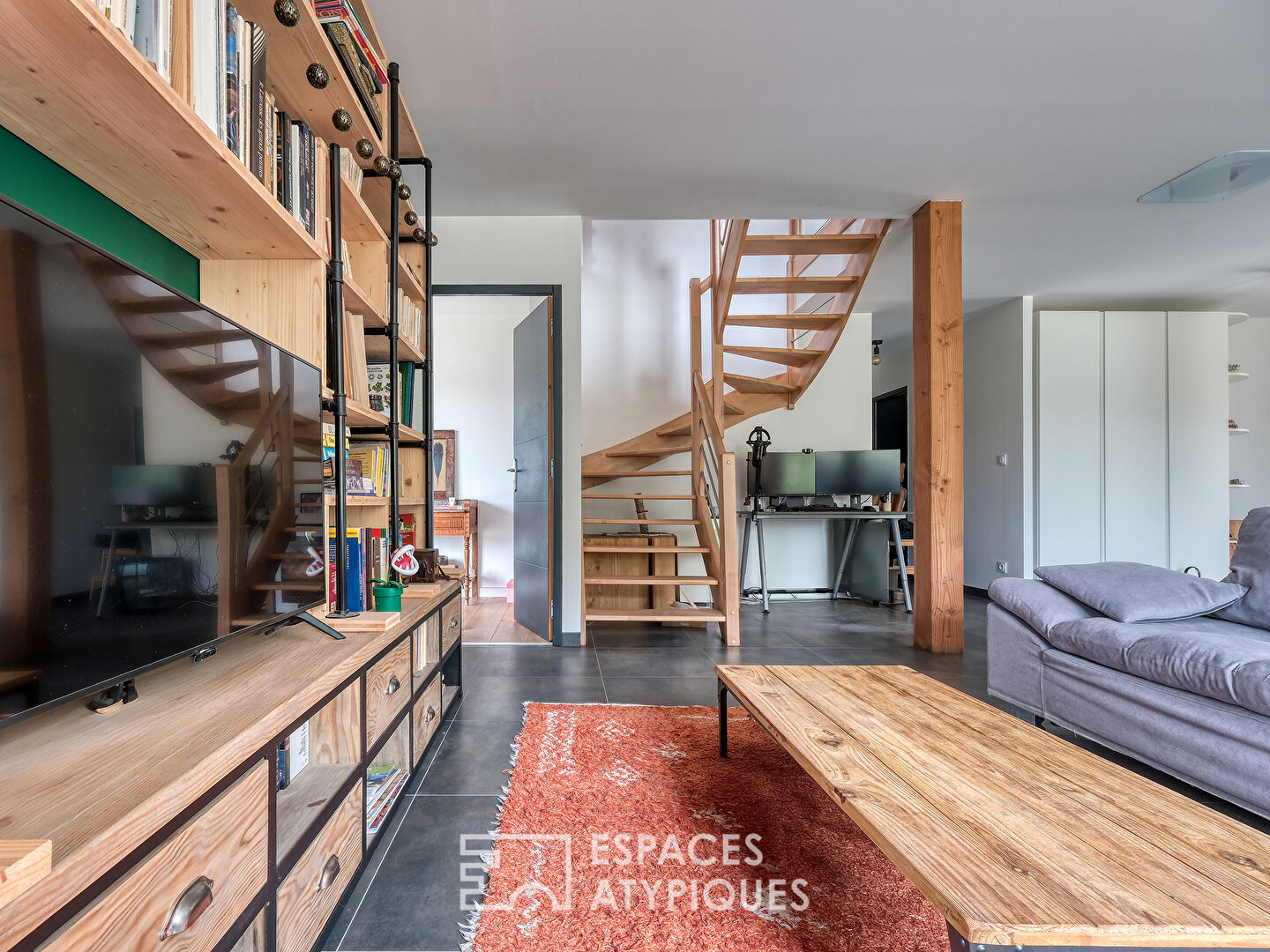 Maison contemporaine en bois en lisière de forêt