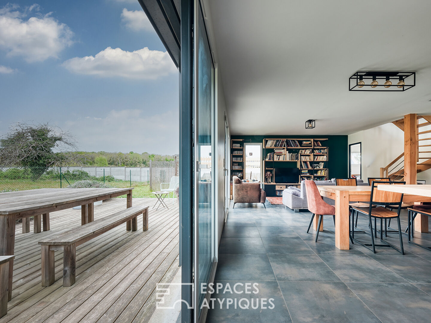 Maison contemporaine en bois en lisière de forêt