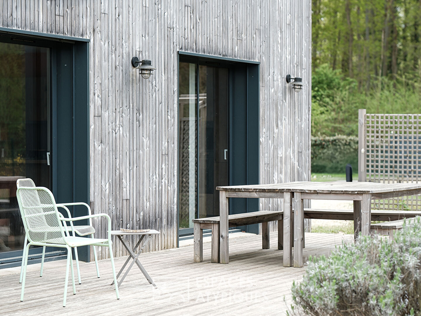 Maison contemporaine en bois en lisière de forêt