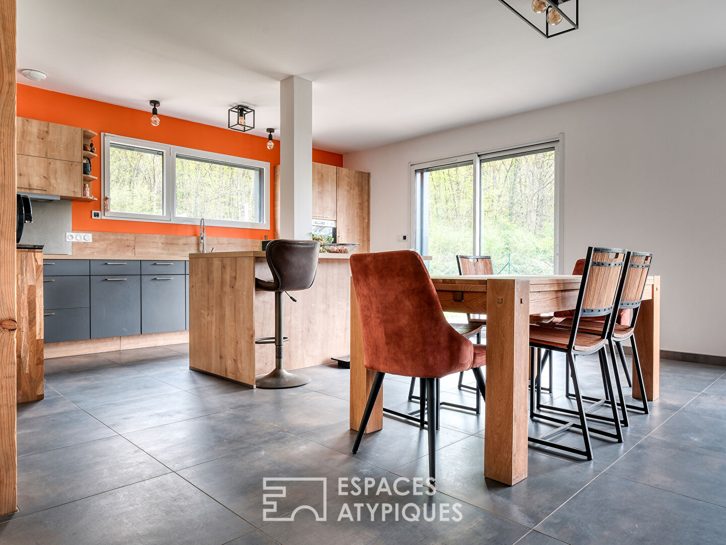 Maison contemporaine en bois en lisière de forêt