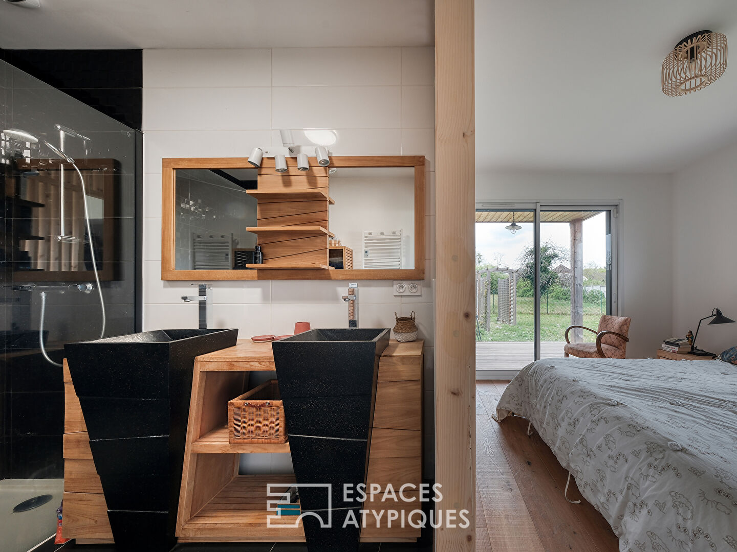 Maison contemporaine en bois en lisière de forêt