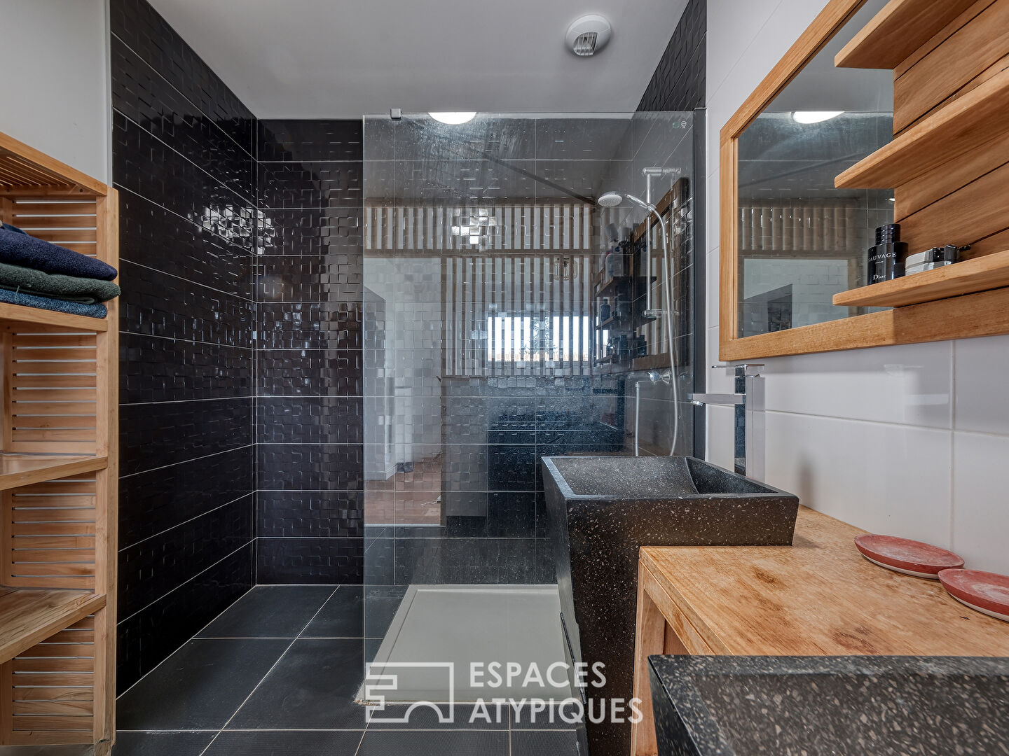 Maison contemporaine en bois en lisière de forêt