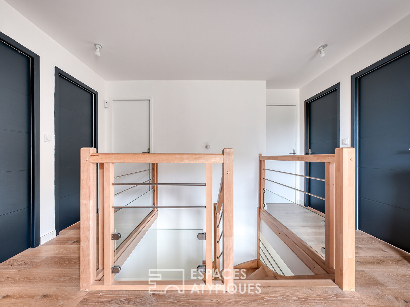 Maison contemporaine en bois en lisière de forêt