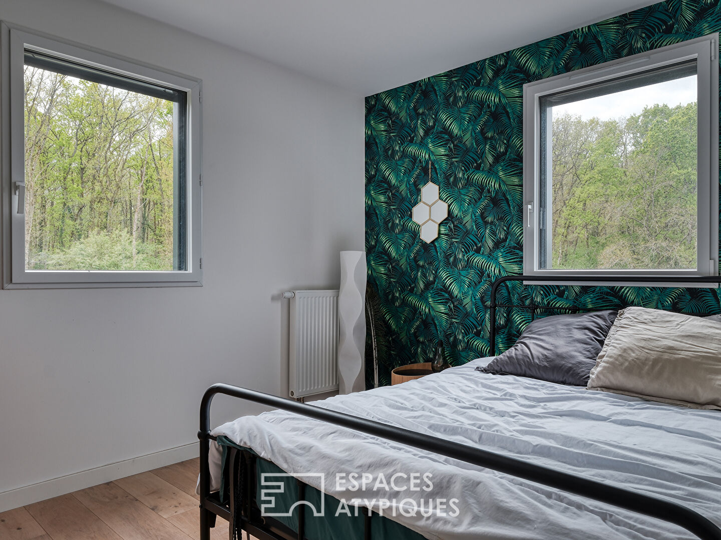 Maison contemporaine en bois en lisière de forêt