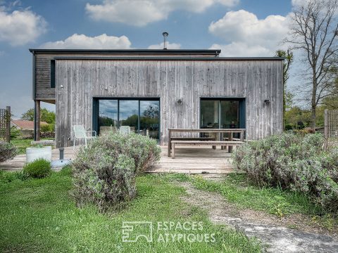 Maison contemporaine en bois en lisière de forêt