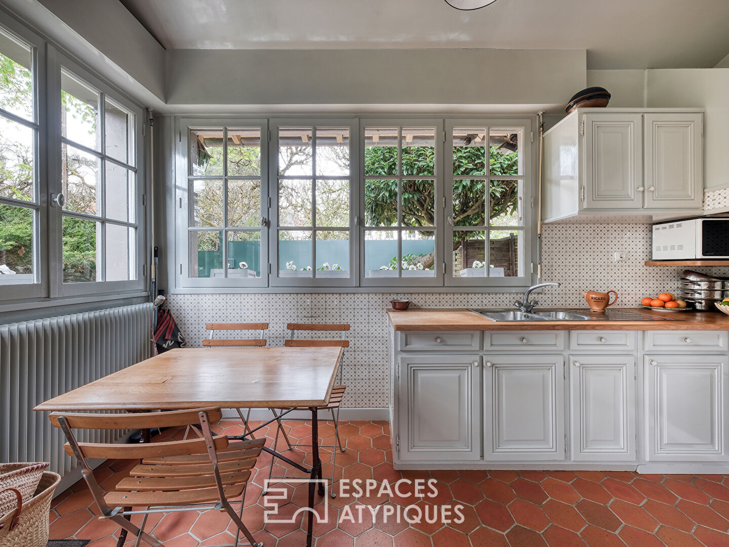 Maison meulière rénovée avec jardin et extensions dans un quartier recherché de Soisy-sur-Seine