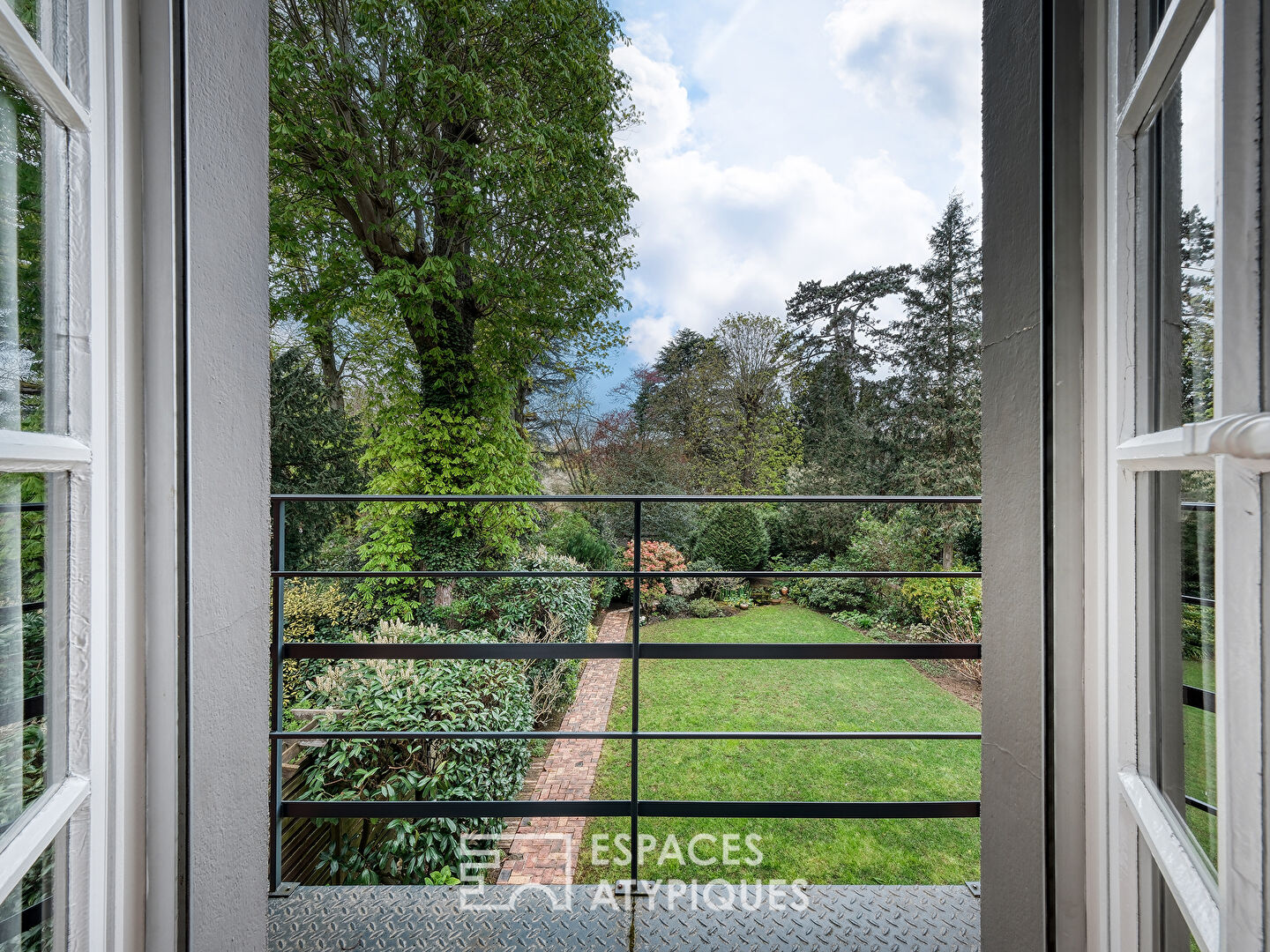 Maison meulière rénovée avec jardin et extensions dans un quartier recherché de Soisy-sur-Seine