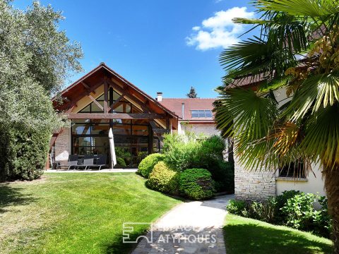 La maison d’architecte aux volumes XXL avec une piscine intérieure à Verrières le buisson
