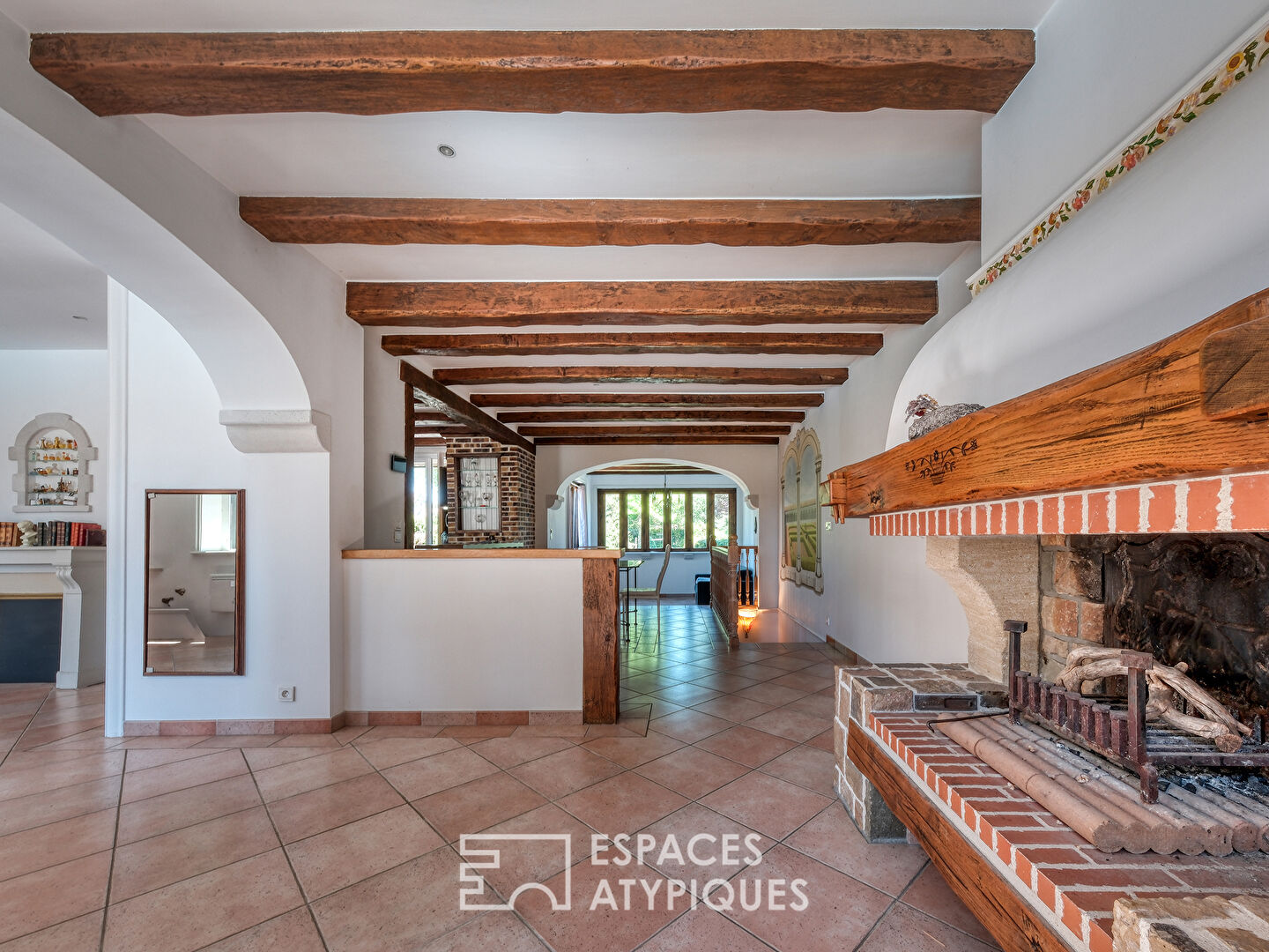Maison familiale avec jardin paysager, piscine et dépendance.