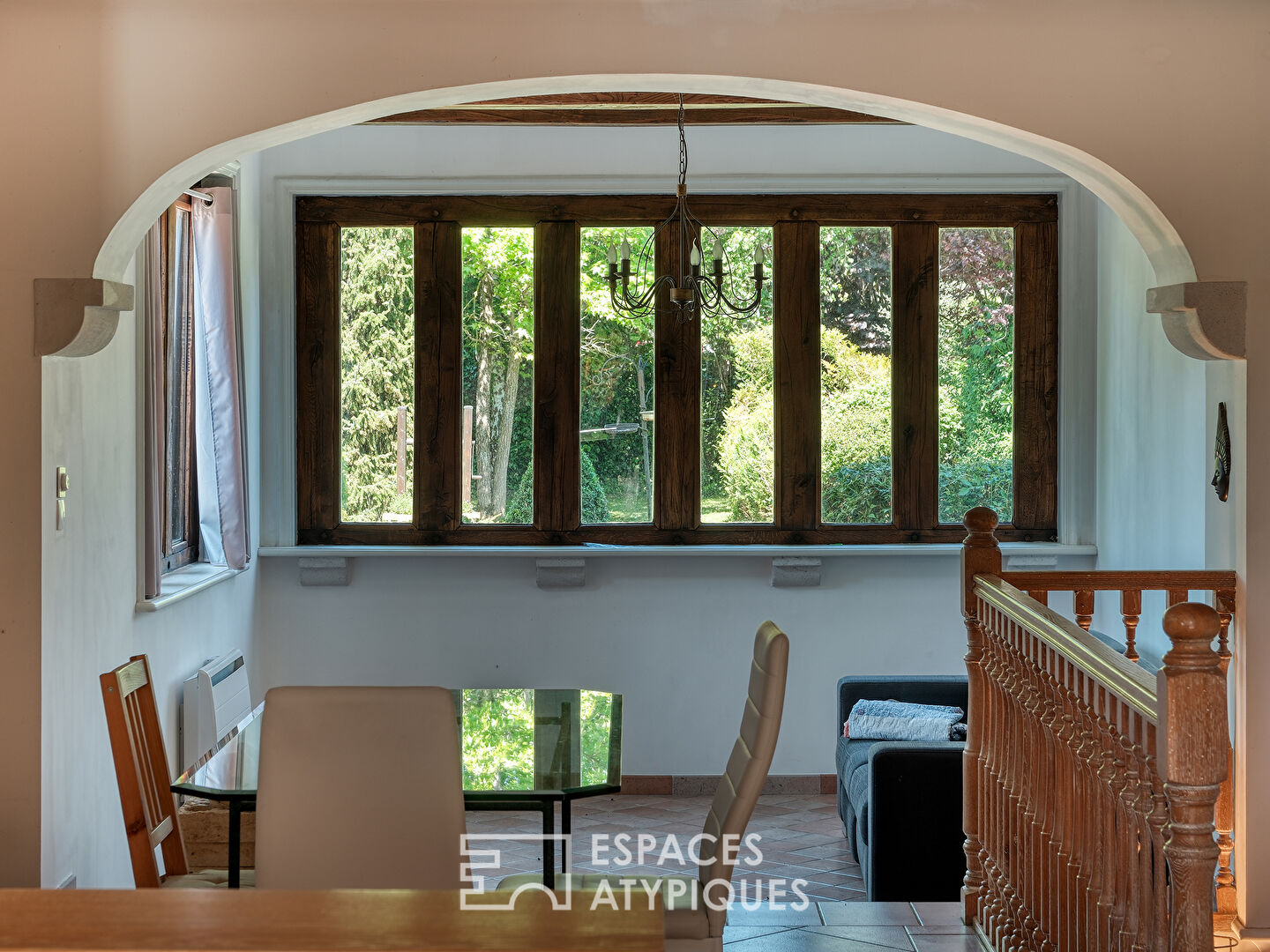 Maison familiale avec jardin paysager, piscine et dépendance.