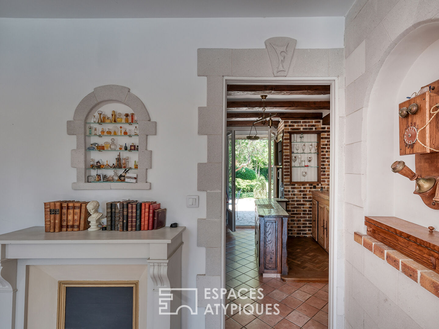 Maison familiale avec jardin paysager, piscine et dépendance.