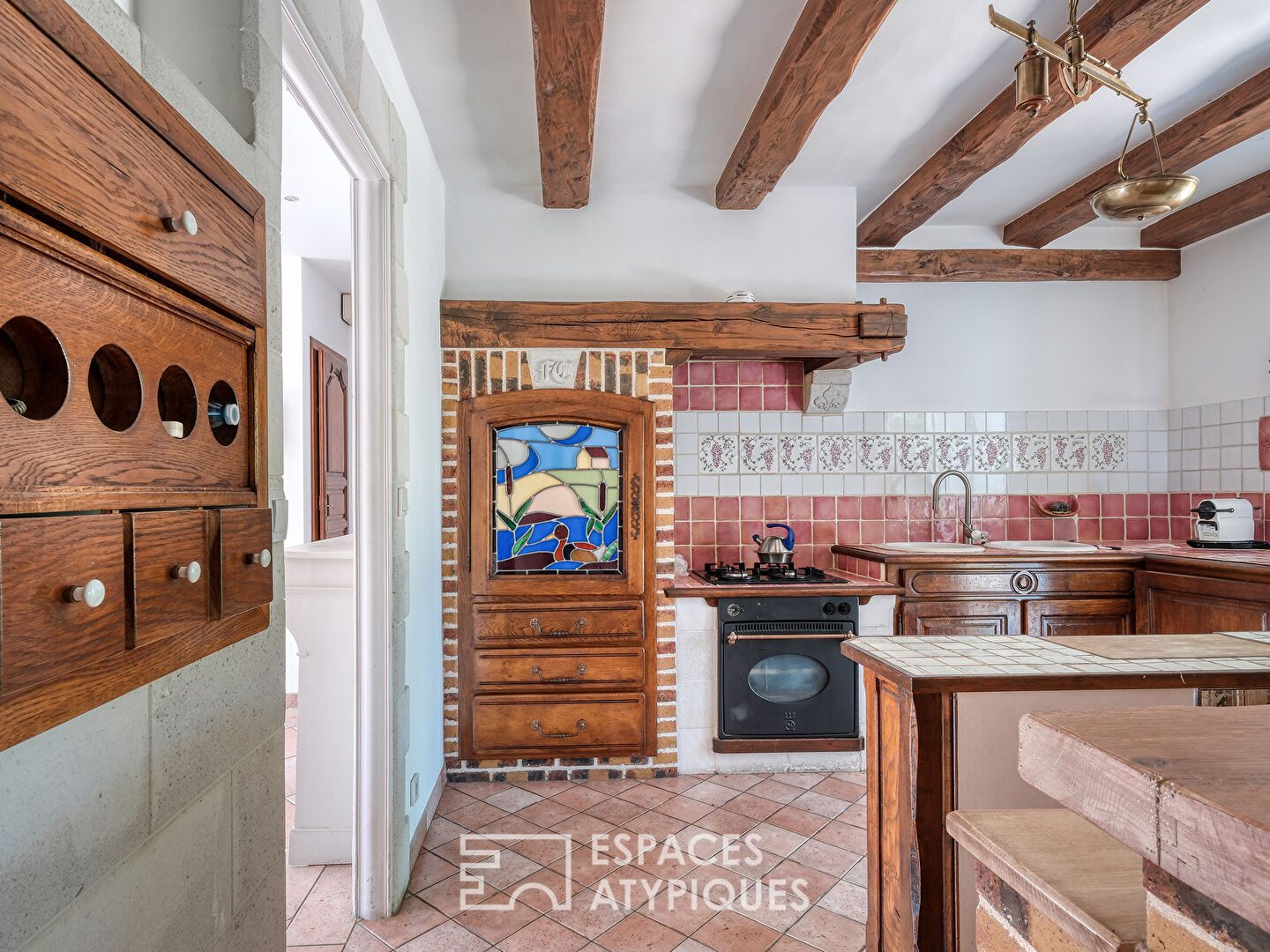 Maison familiale avec jardin paysager, piscine et dépendance.