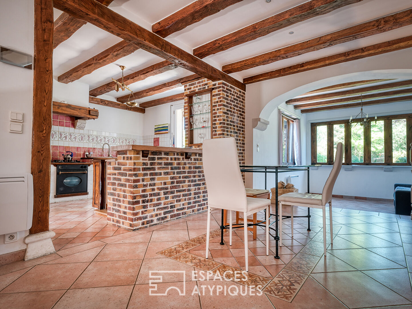 Maison familiale avec jardin paysager, piscine et dépendance.