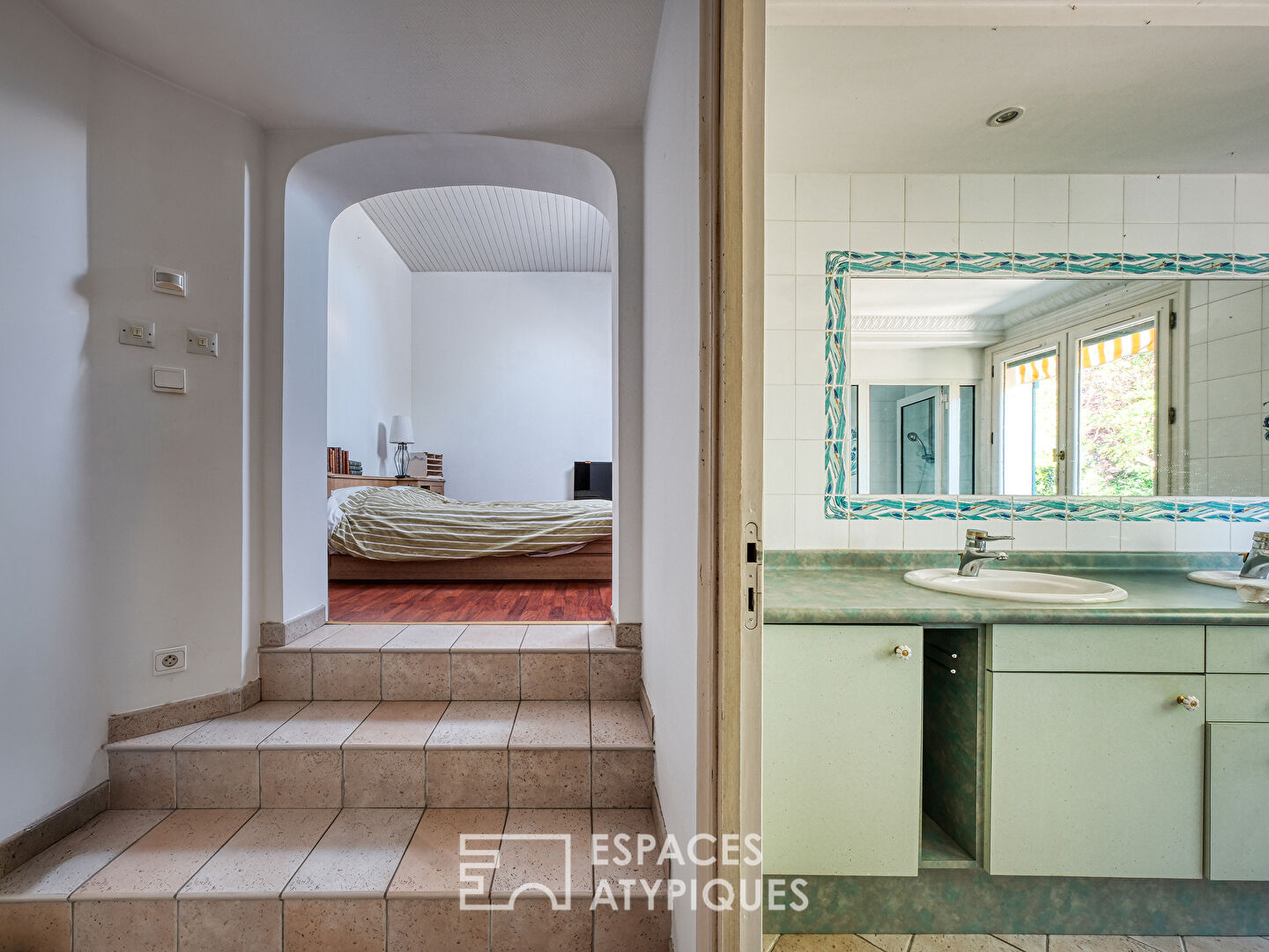 Maison familiale avec jardin paysager, piscine et dépendance.