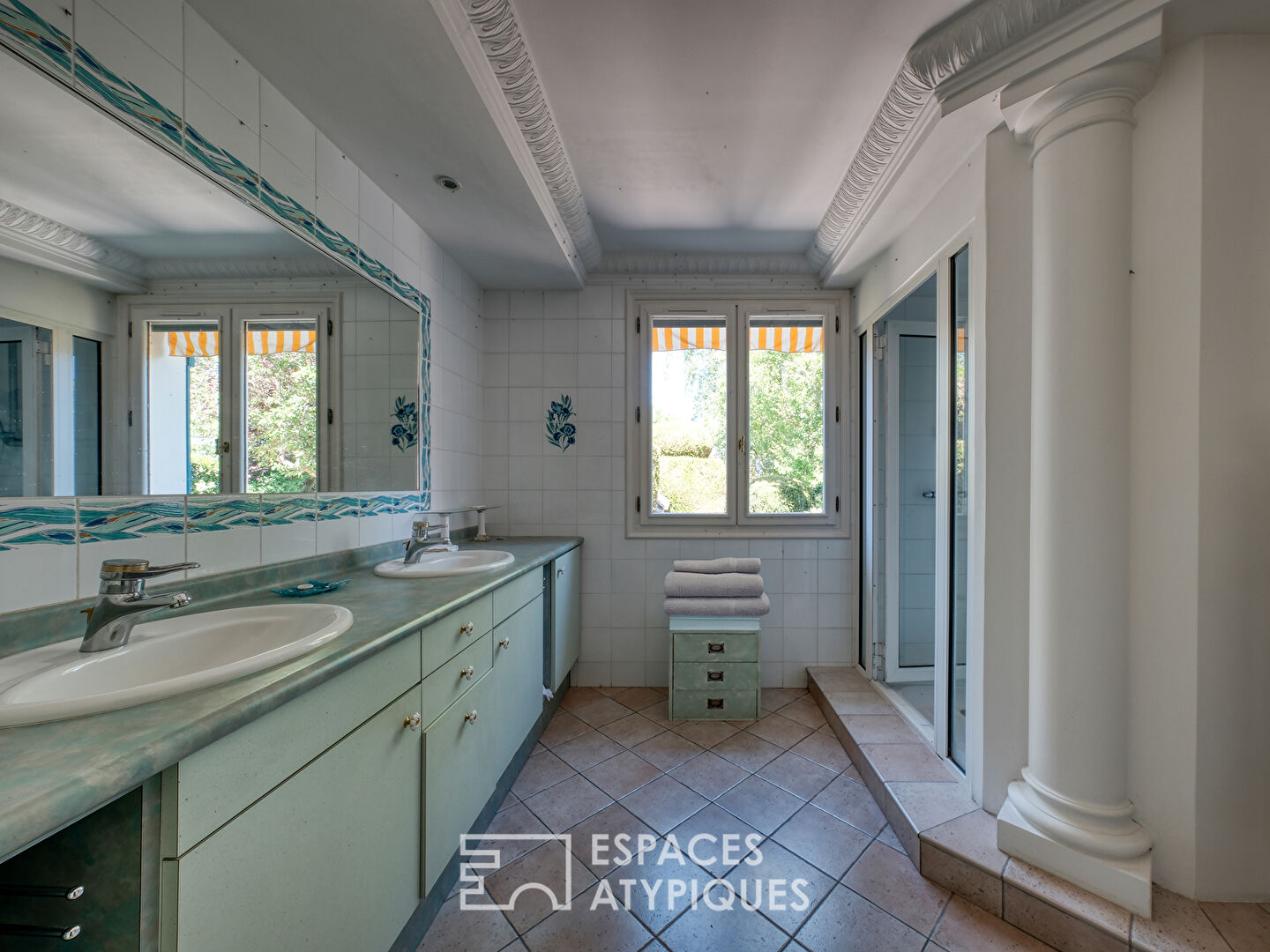 Maison familiale avec jardin paysager, piscine et dépendance.
