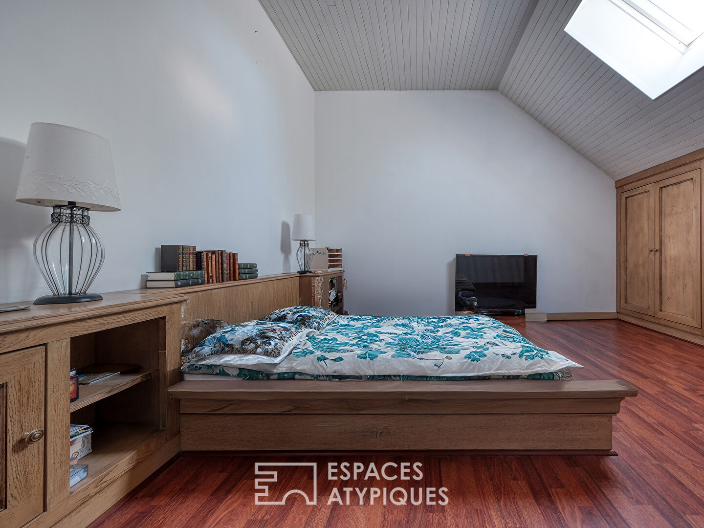 Maison familiale avec jardin paysager, piscine et dépendance.