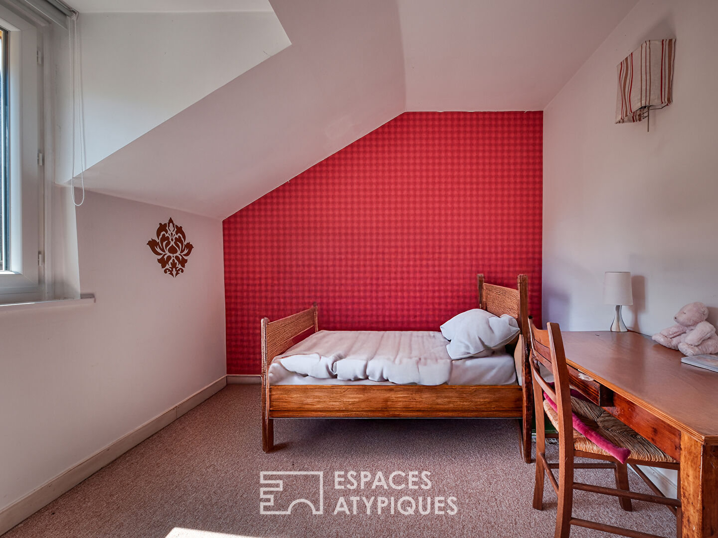 Maison familiale avec jardin paysager, piscine et dépendance.
