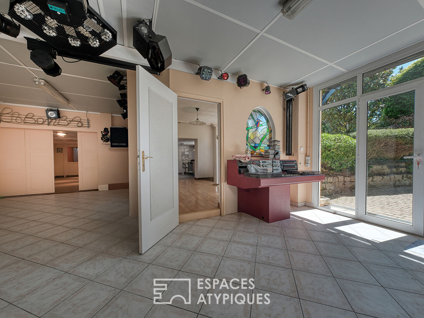 Maison familiale avec jardin paysager, piscine et dépendance.
