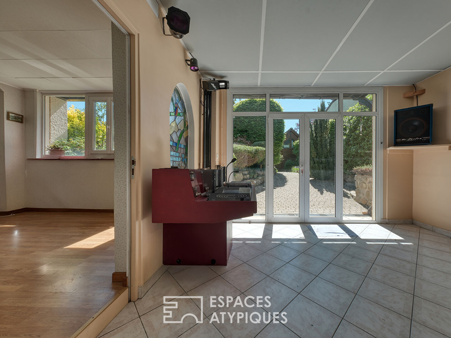 Maison familiale avec jardin paysager, piscine et dépendance.