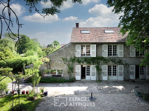 Maison de maître en pierre avec piscine au coeur d’un parc arboré