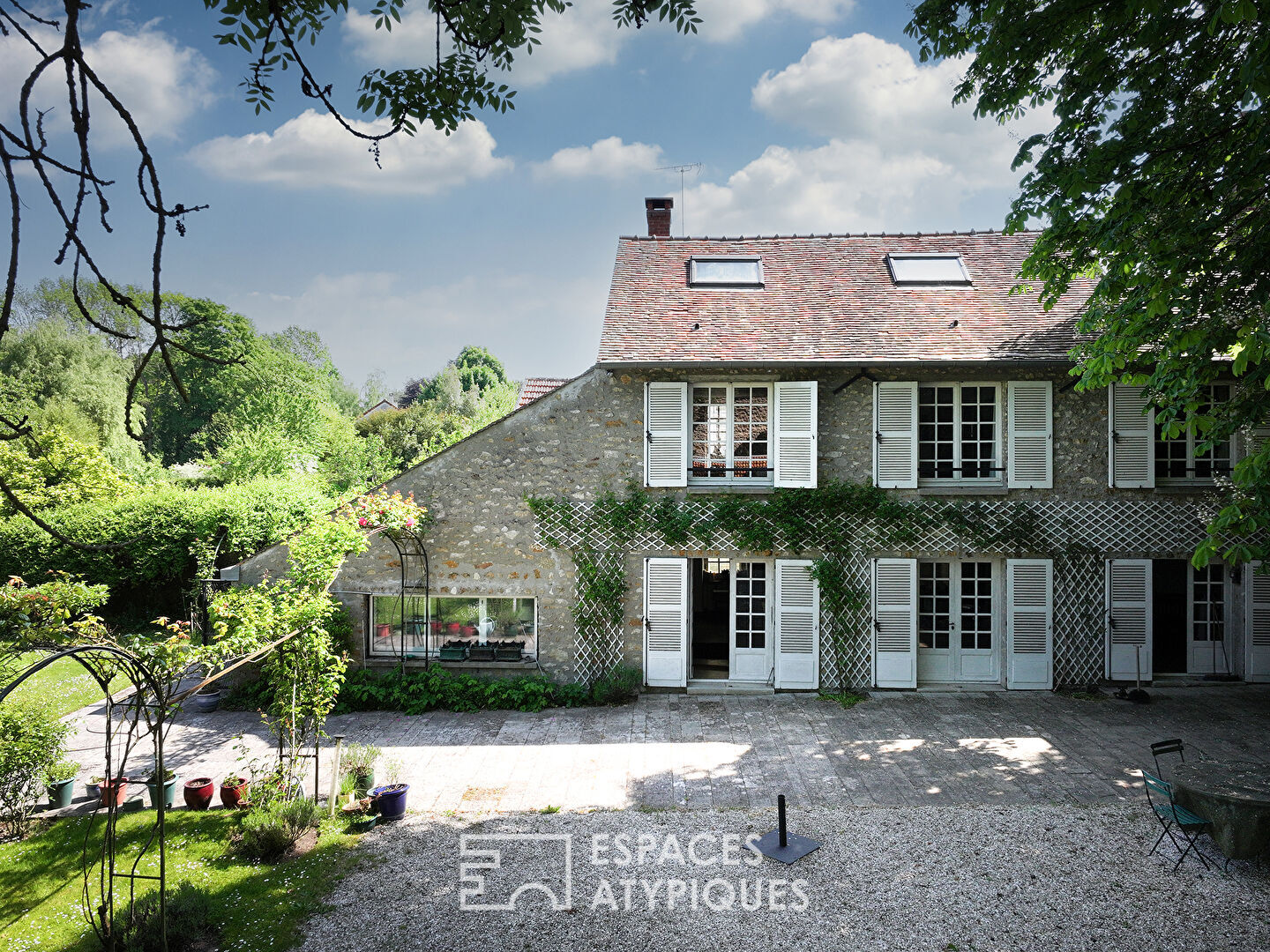 Maison de maître en pierre avec piscine au coeur d’un parc arboré