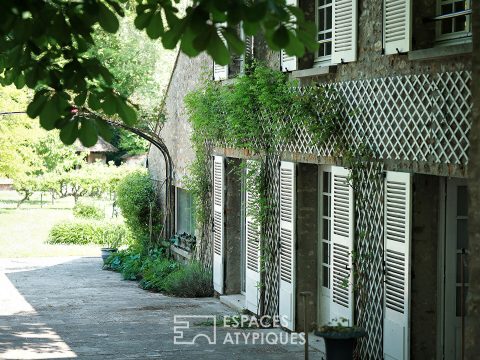Maison de maître en pierre avec piscine au coeur d’un parc arboré