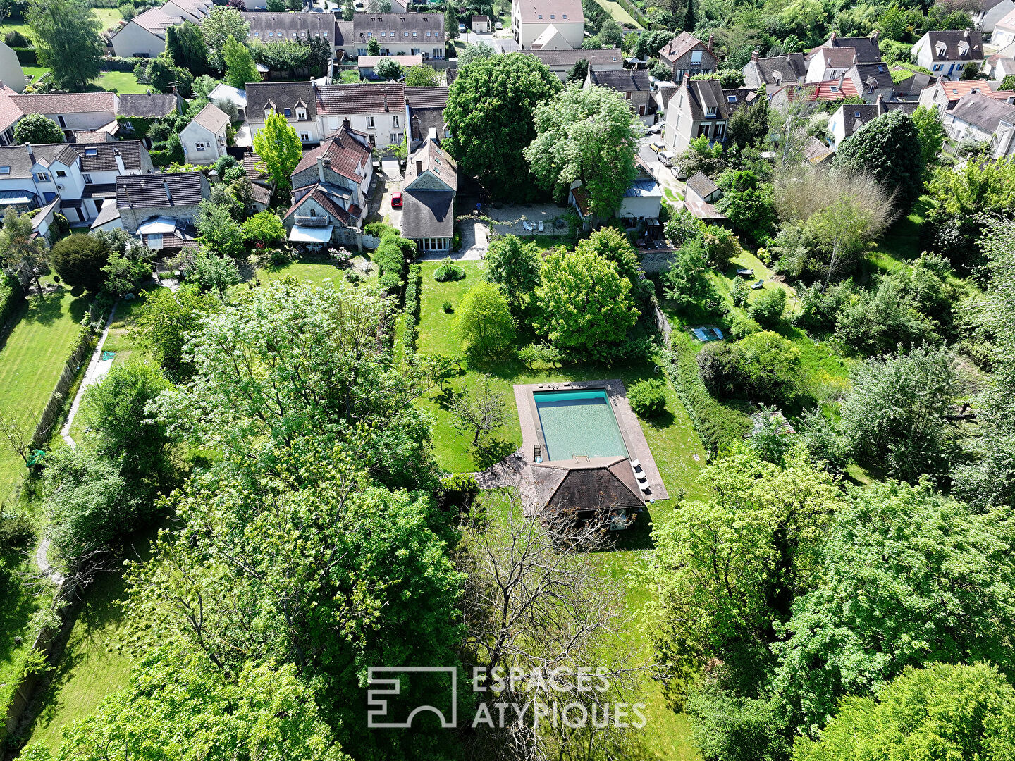 Maison de maître en pierre avec piscine au coeur d’un parc arboré