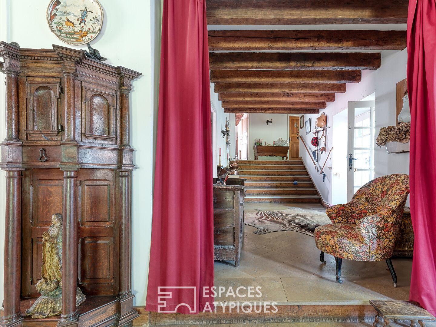 Maison de maître en pierre avec piscine au coeur d’un parc arboré