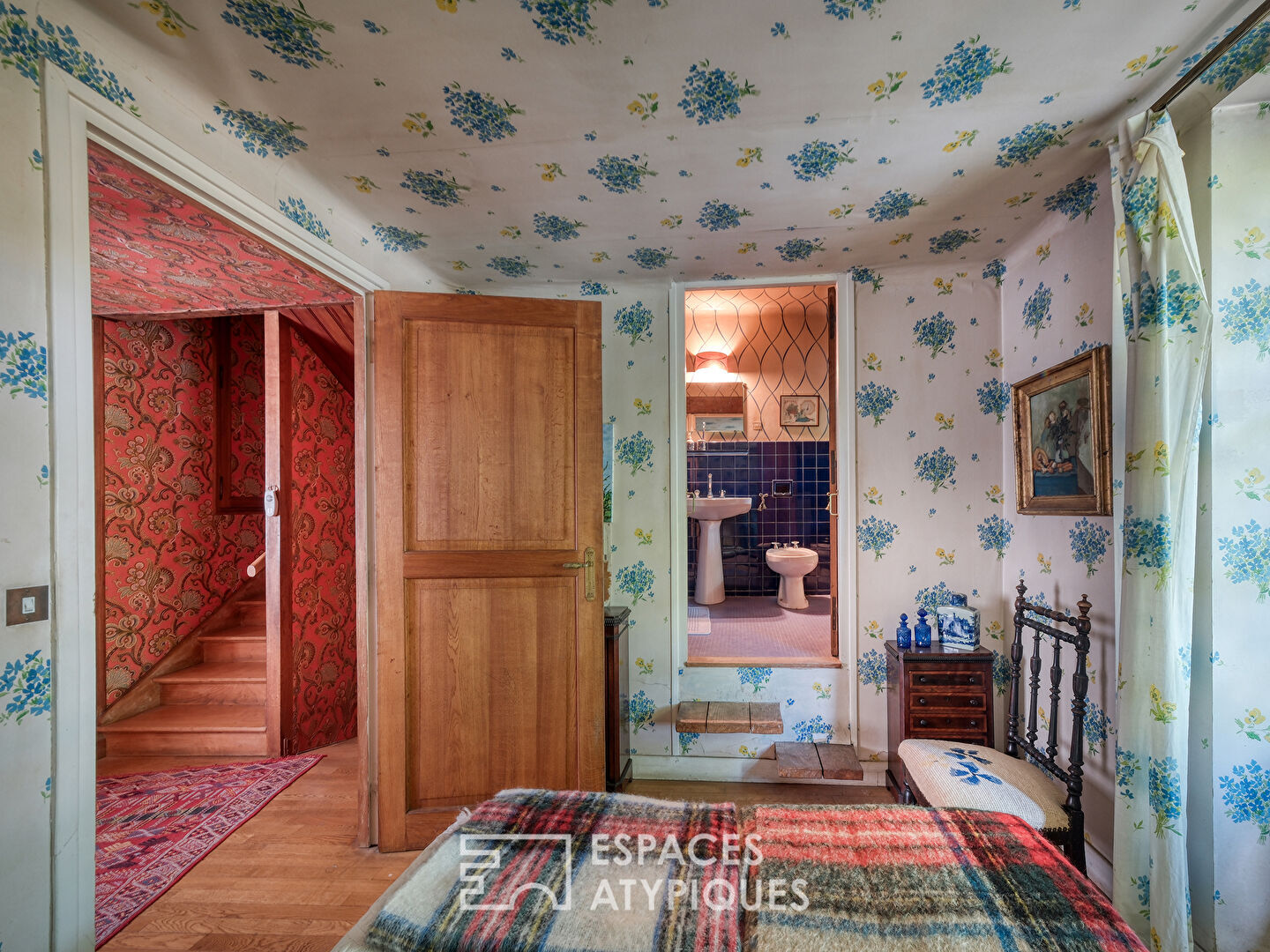 Maison de maître en pierre avec piscine au coeur d’un parc arboré