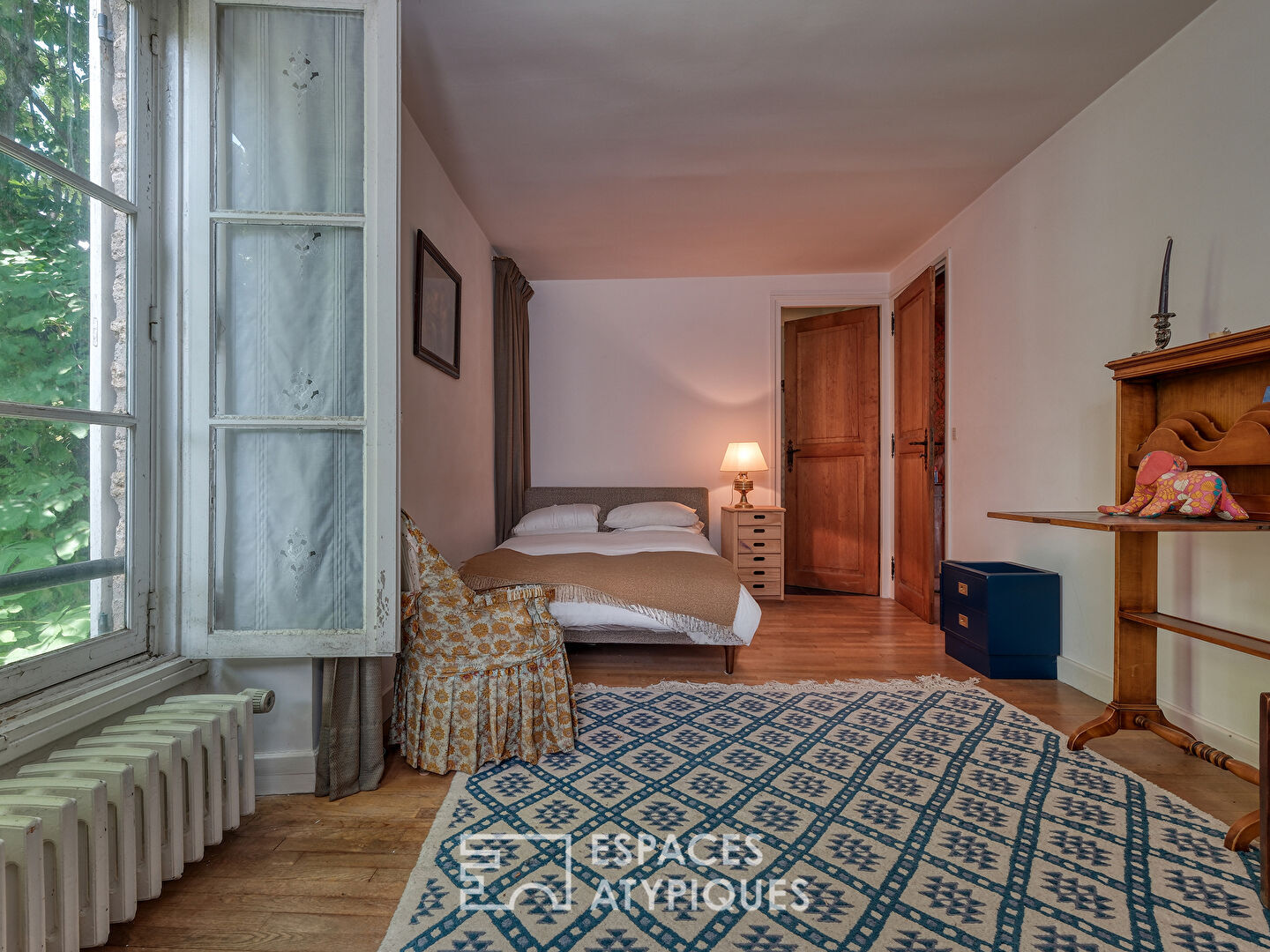 Maison de maître en pierre avec piscine au coeur d’un parc arboré