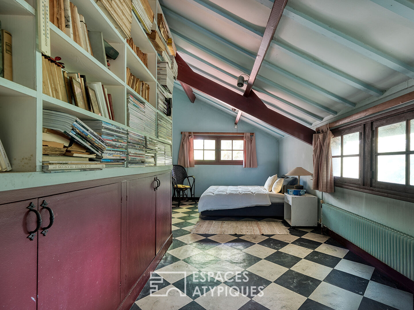 Maison de maître en pierre avec piscine au coeur d’un parc arboré