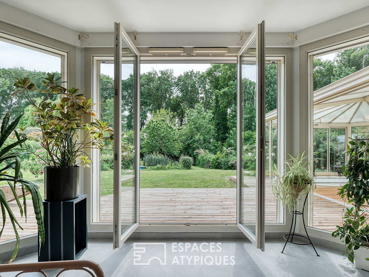 Maison familiale dans un domaine privé à Étiolles avec spa et jardin