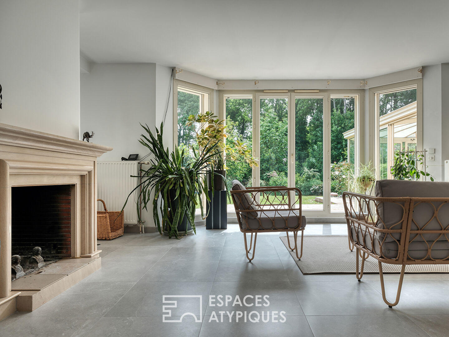 Maison familiale dans un domaine privé à Étiolles avec spa et jardin