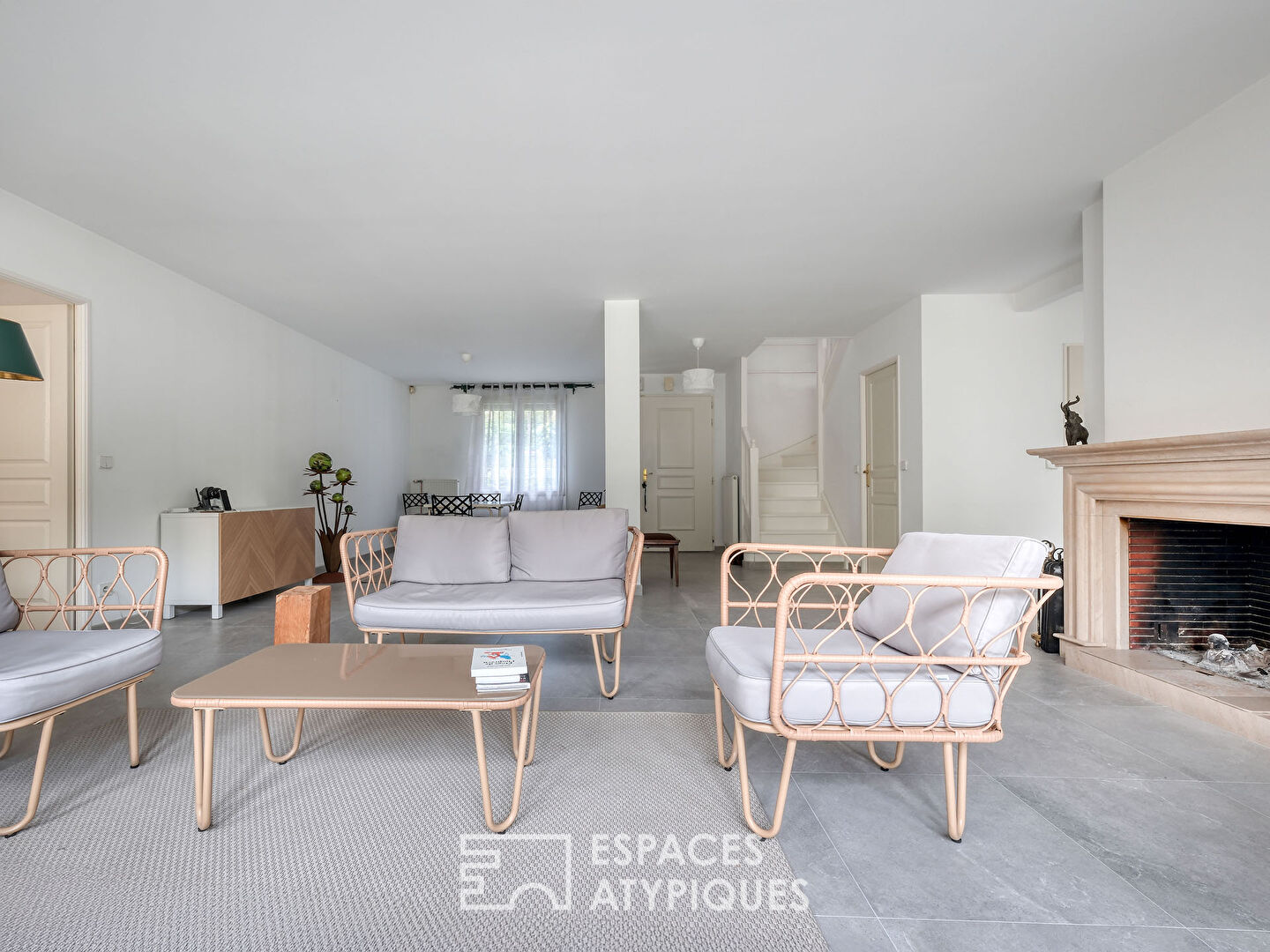 Maison familiale dans un domaine privé à Étiolles avec spa et jardin
