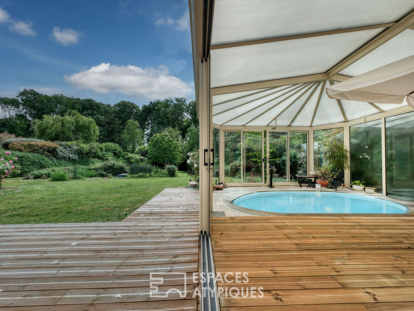Maison familiale dans un domaine privé à Étiolles avec spa et jardin