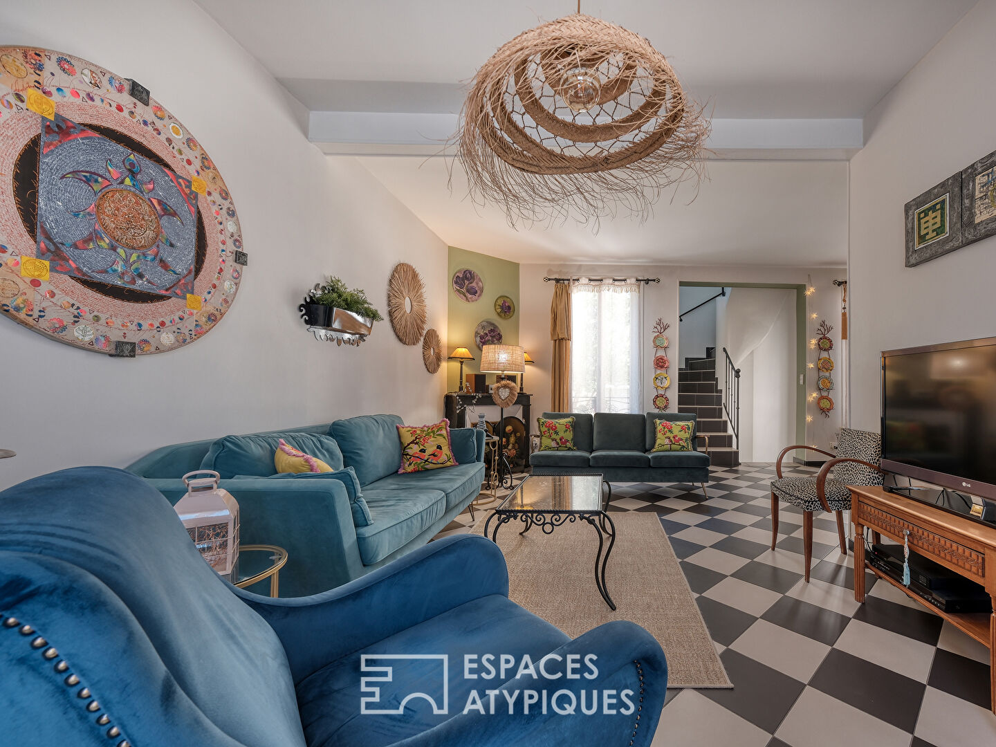 Maison de charme avec studio indépendant et jardin.