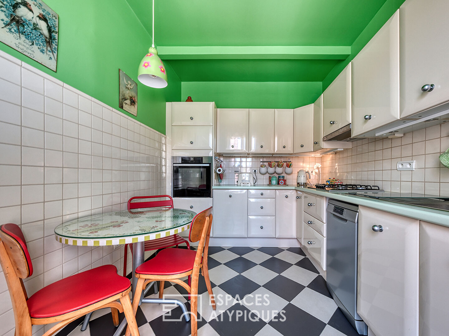 Maison de charme avec studio indépendant et jardin.