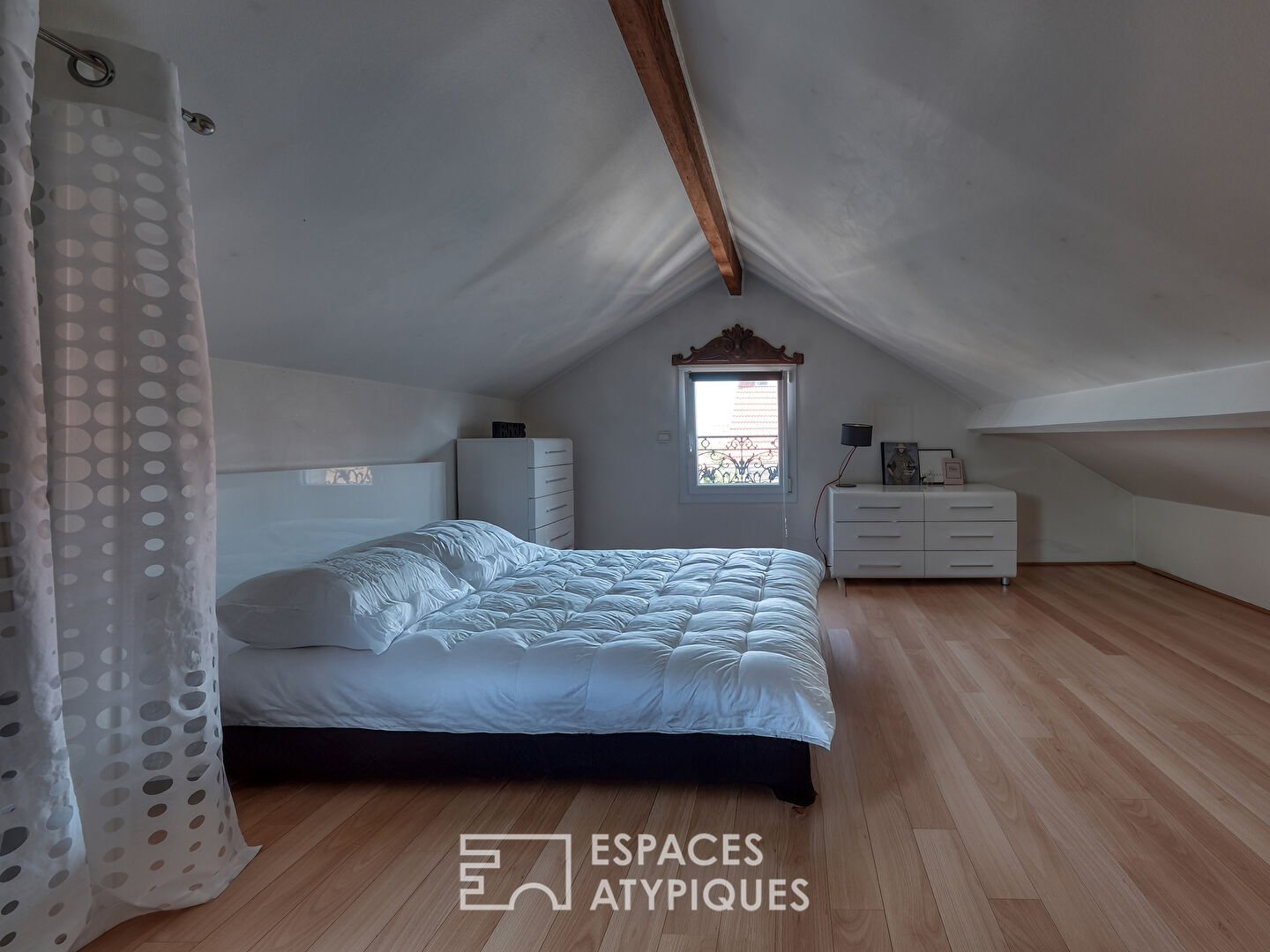 Maison de charme avec studio indépendant et jardin.