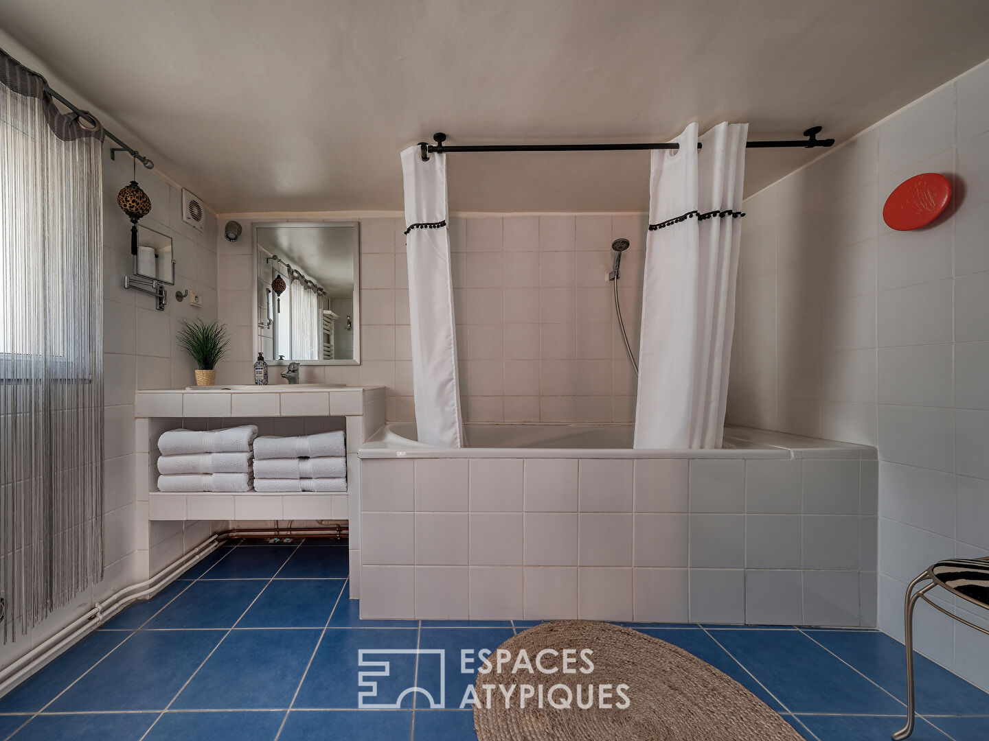 Maison de charme avec studio indépendant et jardin.