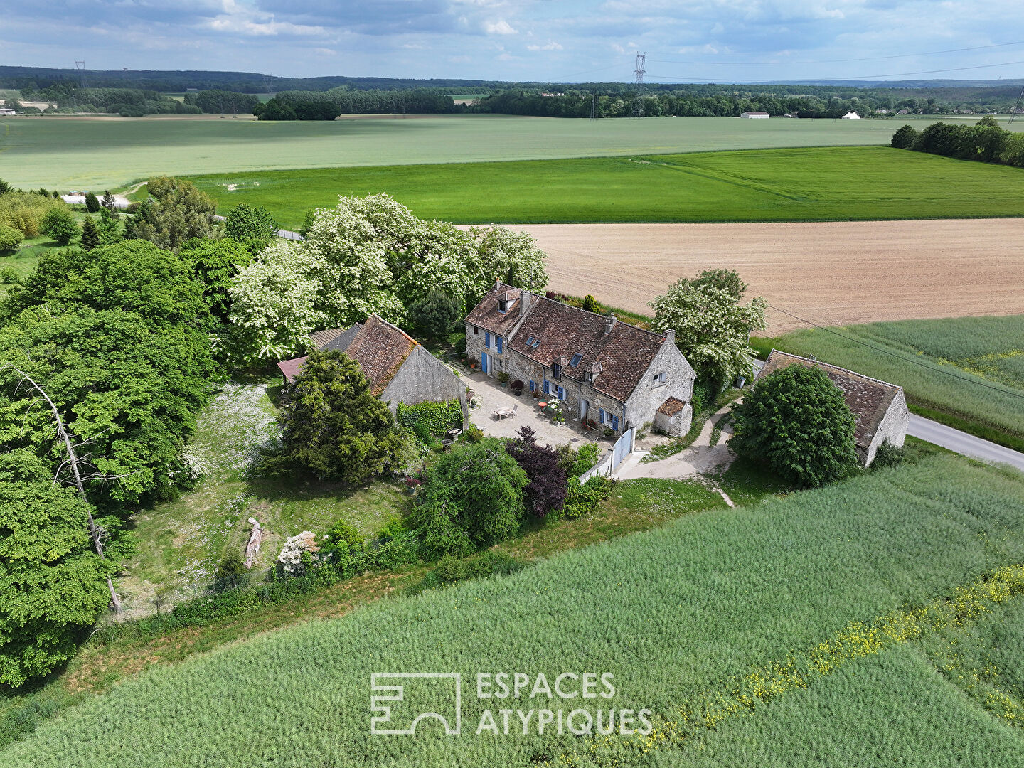 Une ferme de caractère et sa grange à réinventer, au coeur de la nature