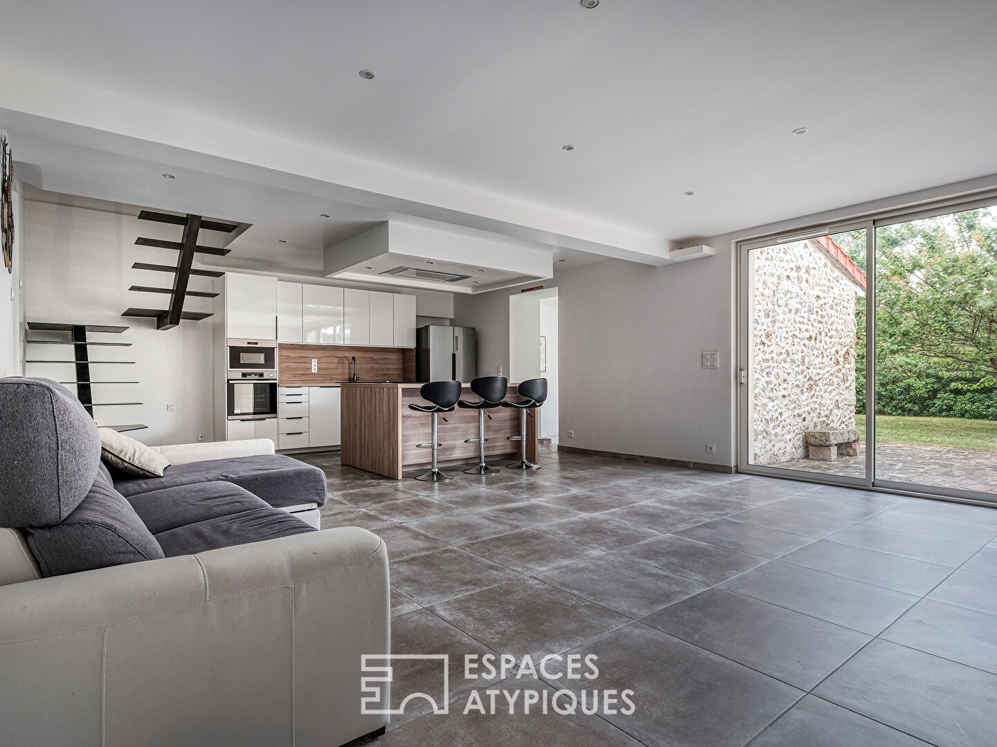 La maison meulière à la rénovation contemporaine avec atelier et jardin