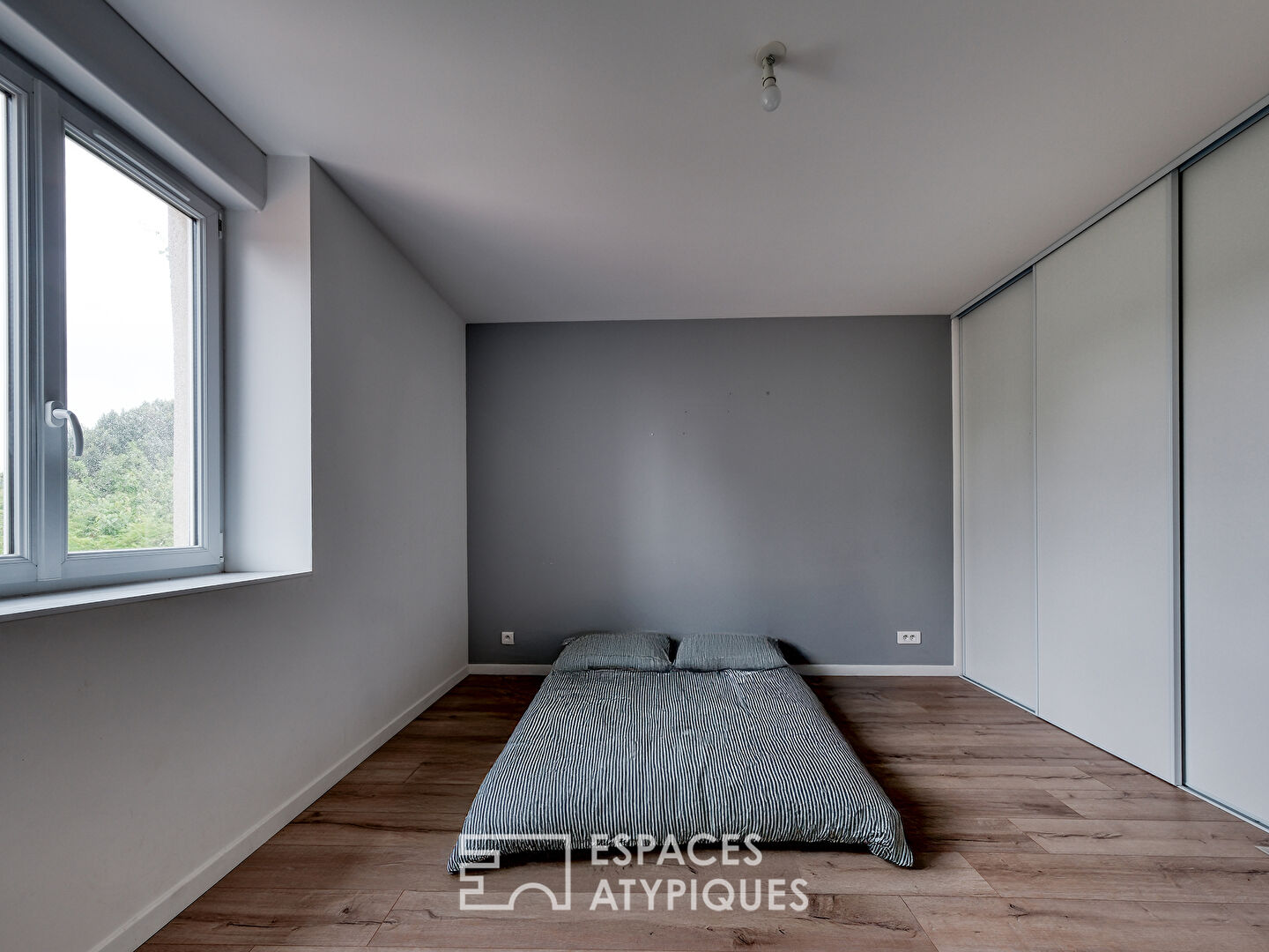 La maison meulière à la rénovation contemporaine avec atelier et jardin
